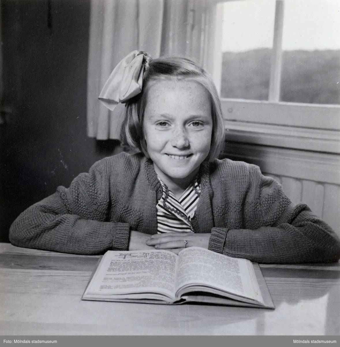 Ninnie Johansson (gift Martin) sitter vid sin skolbänk i Krokslättsskolan år 1949. Hon gick då i 5:e klass. Hennes familj bodde i en lägenhet som låg mittemot skolan, strax utanför skolgården.