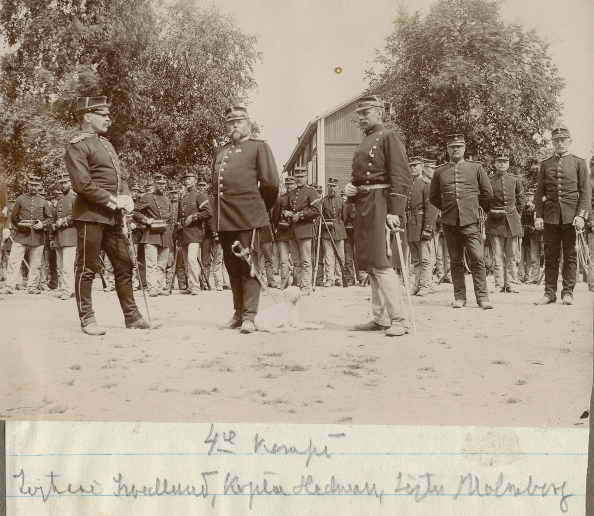 Officerare från Hälsinge regemente framför manskapet på regementets övningsplats Mohed.