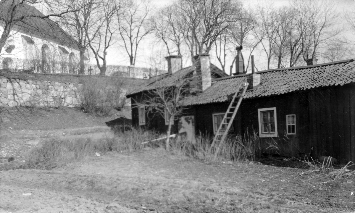 Syskonen Haglunds gård, granne med Ekens stallar”. 1915.