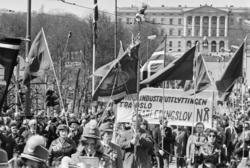 1. mai 1976 i Oslo.Demonstrasjonstoget i Karl Johans gate