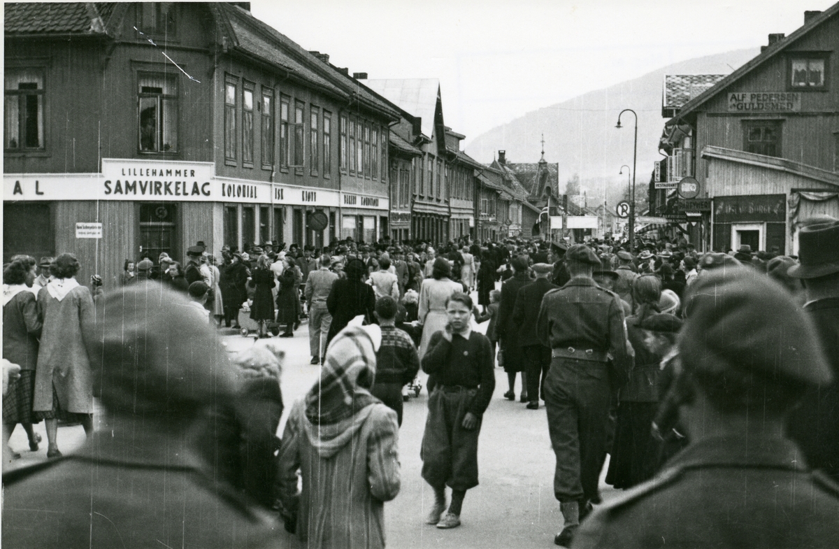 Folkemengde i Lillehammer under ei 1.mai-feiring i 50-åra.
