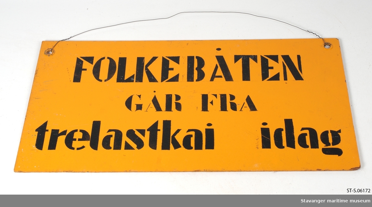 Gult skilt med svarte bokstaver: Folkebåten går fra trelastkai idag.
