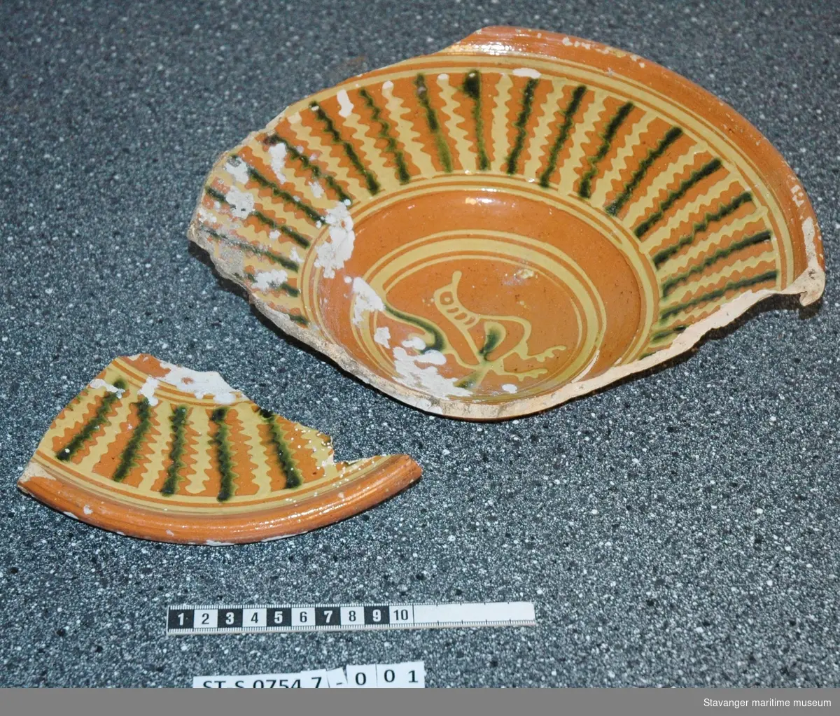 Størsteparten av et serveringsfat ble funnet, som tolkes som Weserkeramikk, altså fra nord-Tyskland, fra 1590-1620-tallet. Det snirklete mønsteret og fargen gjør at dette tolkes som Weserkeramikk. Denne typen keramikk anses som vanlig eksportvare fra tidsperioden.