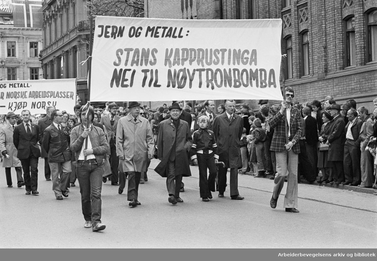 1. mai 1978 i Oslo.Demonstrasjonstog.Parole: Jern og metall: Stans kapprustinga. Nei til nøytronbomba.