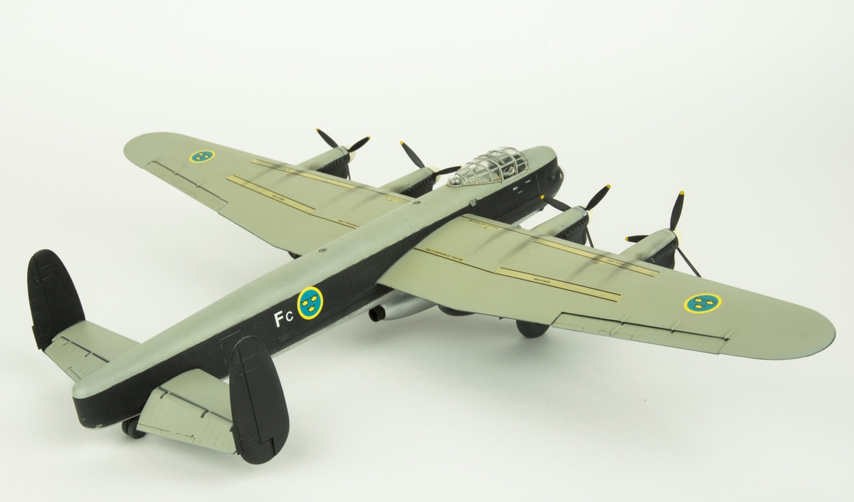 Flygplansmodell i skala 1:72 föreställande Tp 80, Avro Lancaster B.Mk.1.