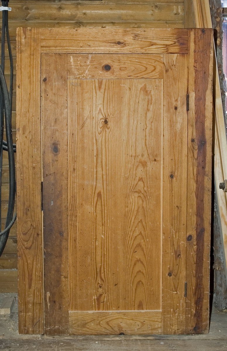 Golvskåp av trä för förvaring av verktyg. Skåpet är omålat och dörren tillverkad med ram och fyllning. Det har små hyllor i bakkant och höger sida.

Tidigare SK:REK 9038 b

Funktion: Möbel för förvaring av verktyg