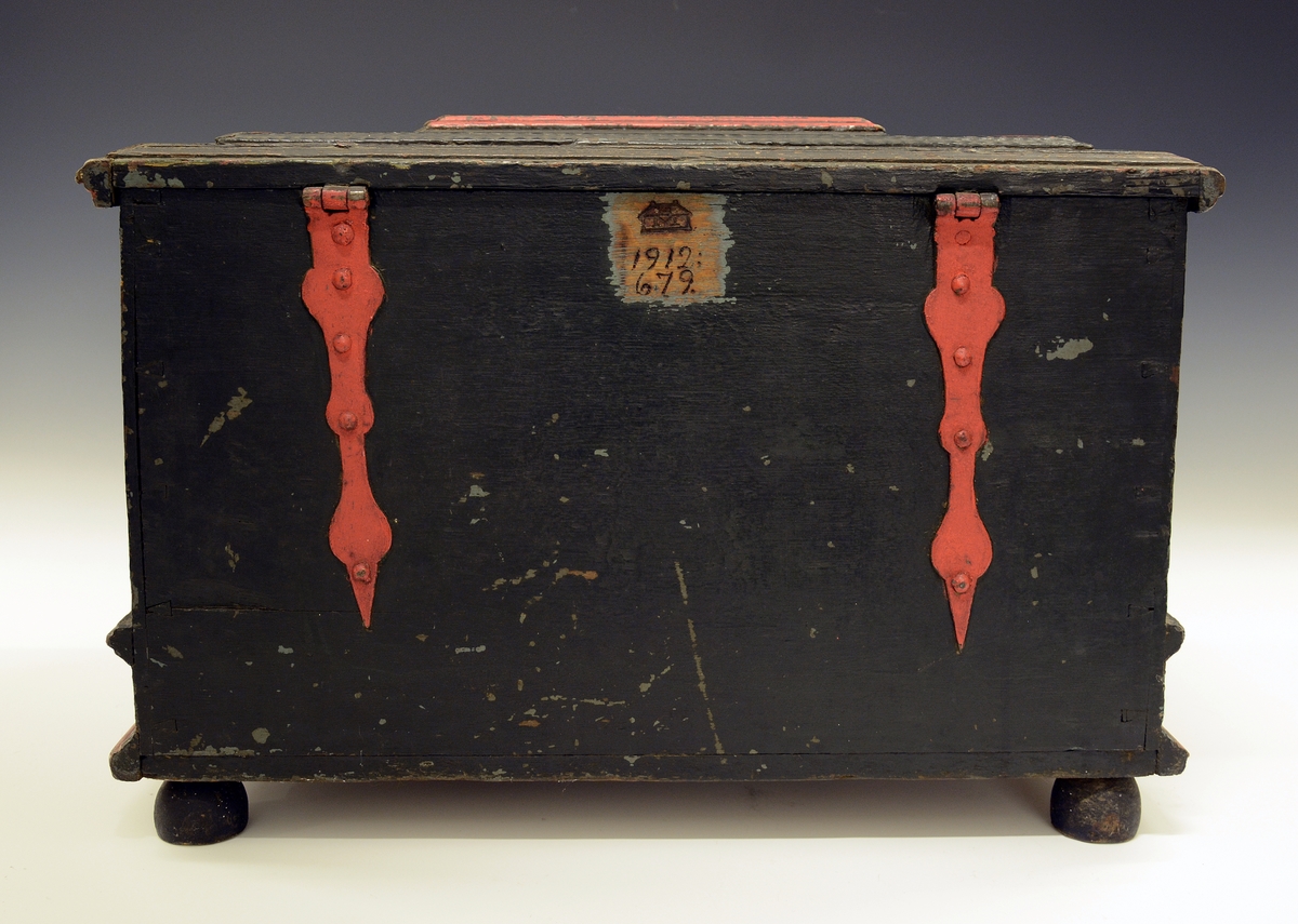 Fra protokollen: Skrin av ek, renæssanse; paa forsiden 4 søiler. Kjøpt omkr. 1830 efter presten Haabert i Drangedal.