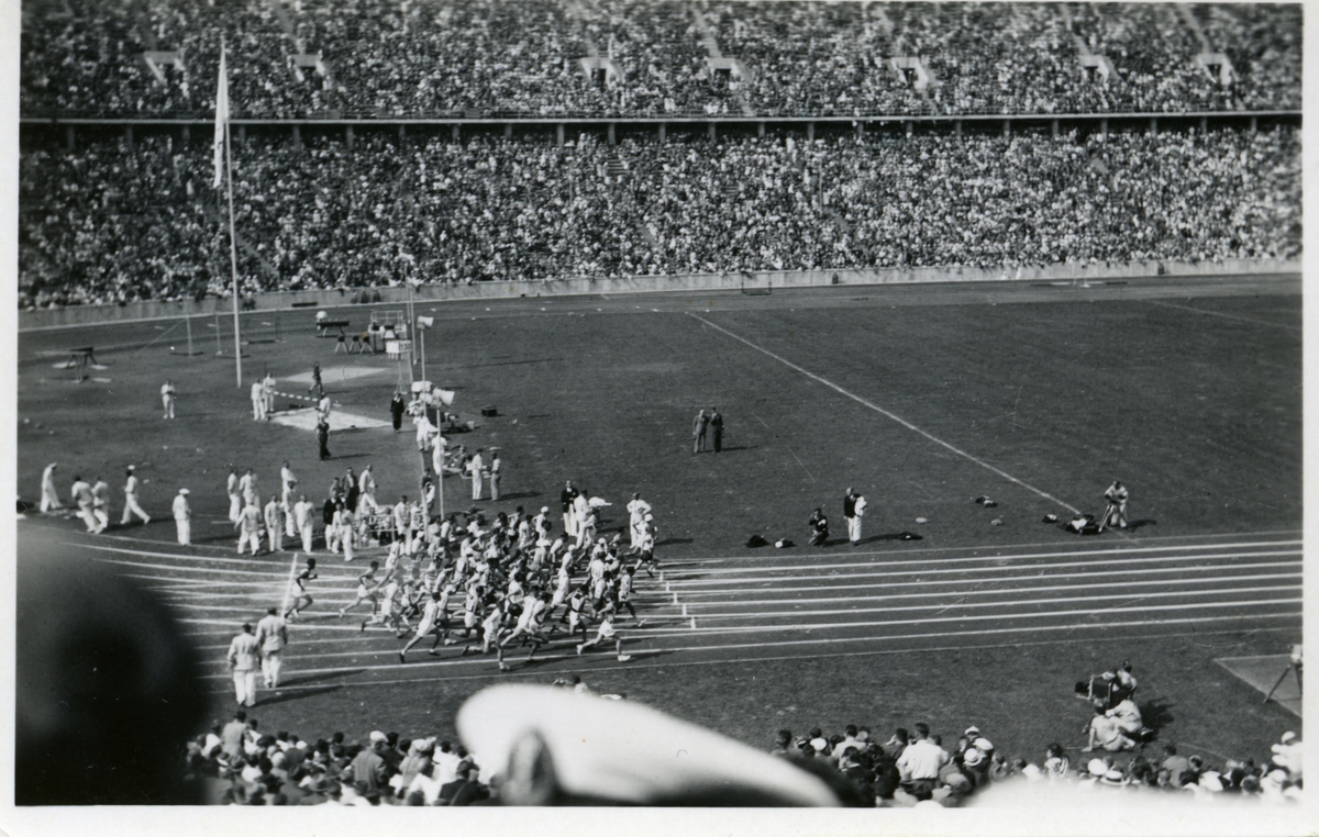 Från OS i Berlin år 1936. Bild från åskådarläktare, vid start av ett lopp. Okänd fotograf, men sannolikt Orvar Lindblom, Köpings gymnastikförening.