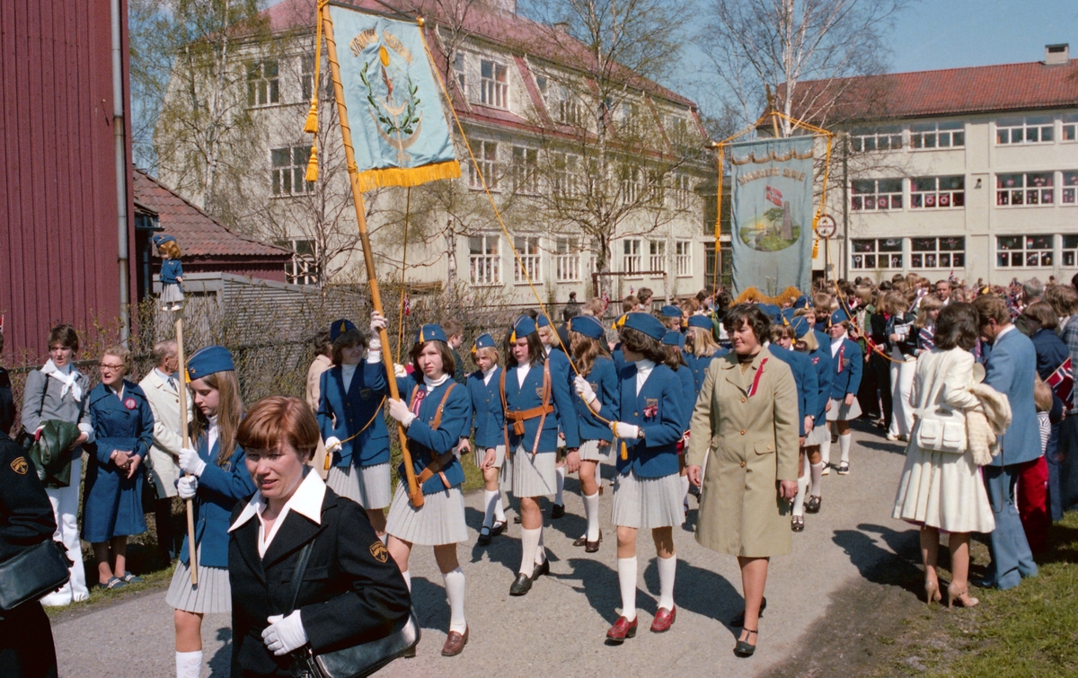 17.mai tog og feiring, Sagdalen Skole, Strømmen, samt kransnedleggelse ved minnesmerke over falne fra Skedsmo, nord for Strømmen kirke , reportasjebilder