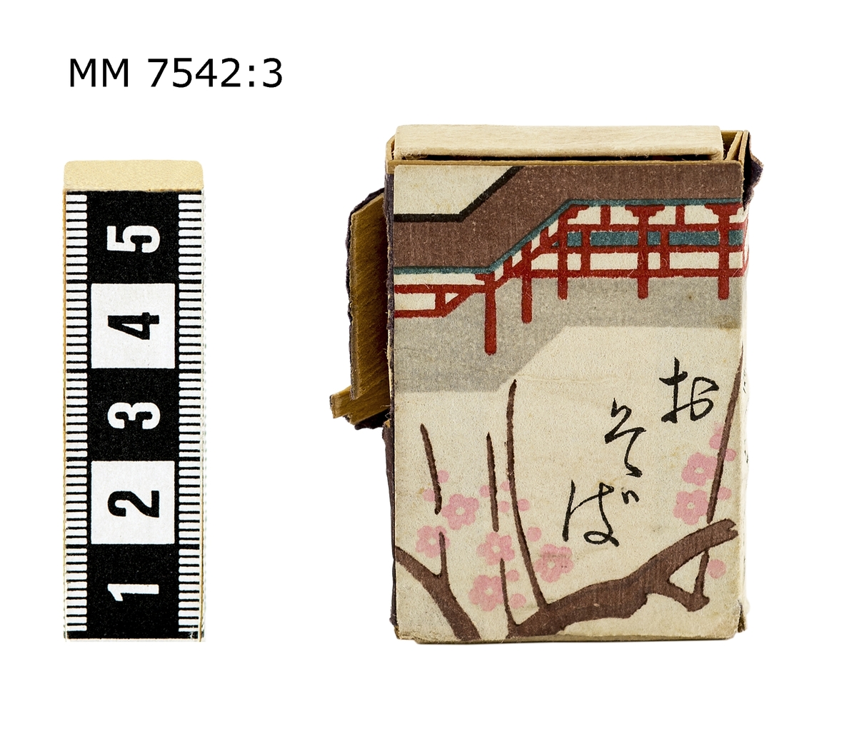 Tändsticksask från Tokyo. På asken står, enligt uppgift från meddelare på DigitaltMuseum, det "O-So-Ba" (Japanska sobanudlar) på förpackningen, detta tyder på att asken kommer från en japansk nudelaffär