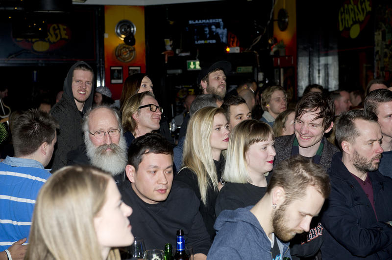 Publikum på konsert i baren i første etasje.  Foto Helge Skodvin. (Foto/Photo)