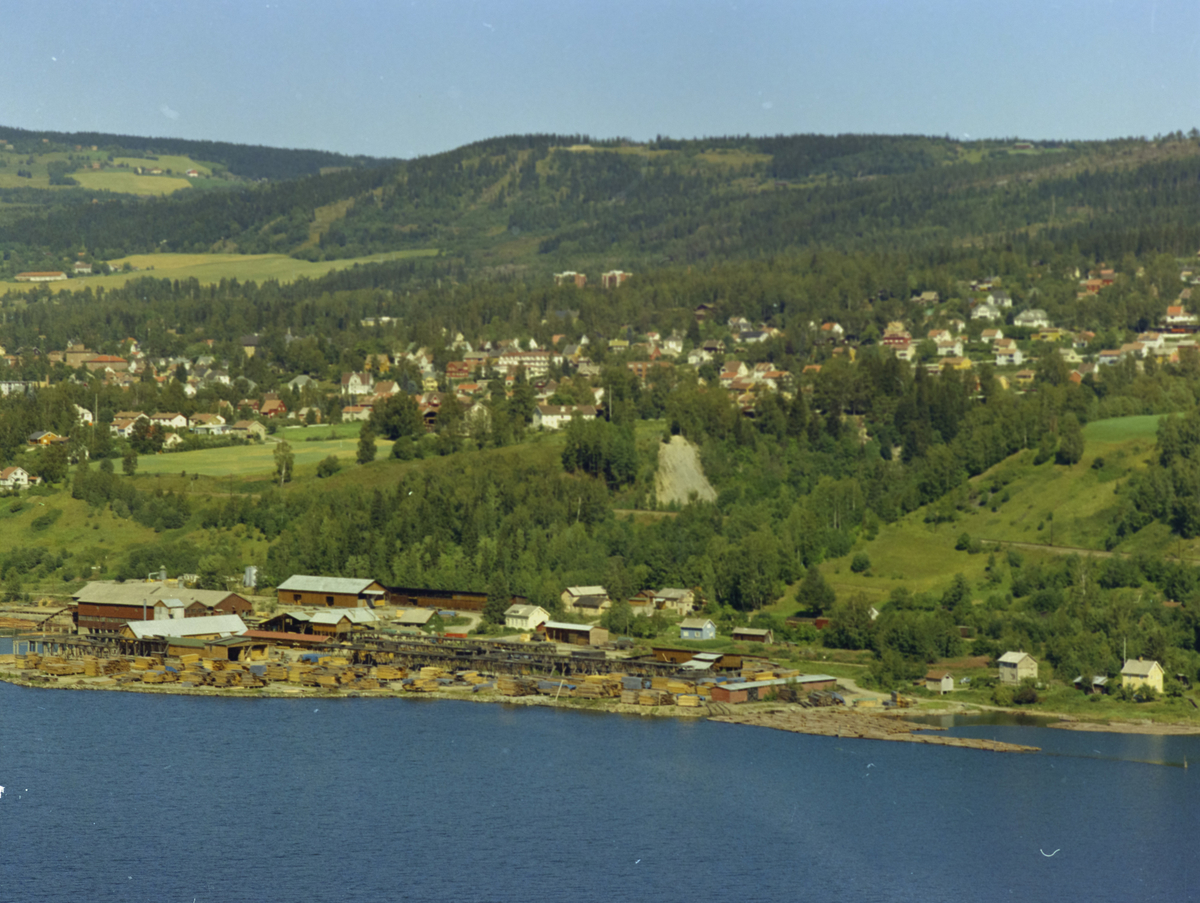 Lillehammer, Mjøsa, Lillehammer Dampsag og Høvleri, bebyggels Søre Ål med Kanthaugen bak i bildet