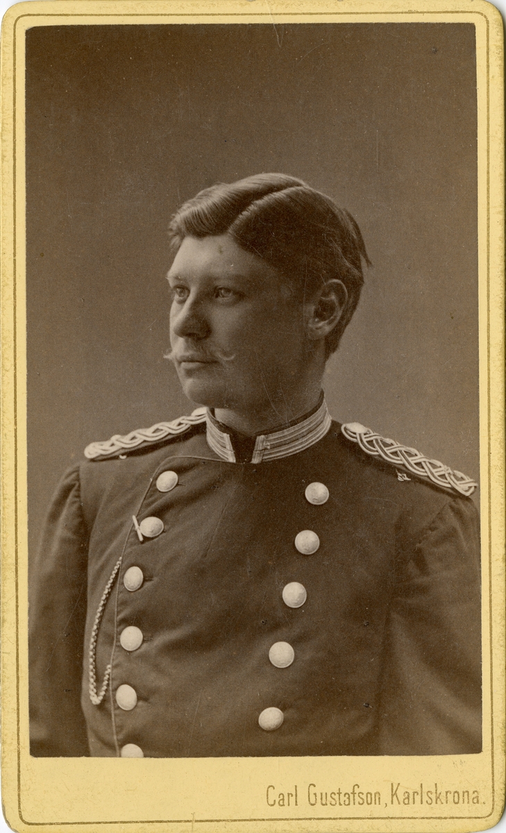 Porträtt av Carl Gustaf Spens, underlöjtnant vid Andra livgrenadjärregementet I 5.