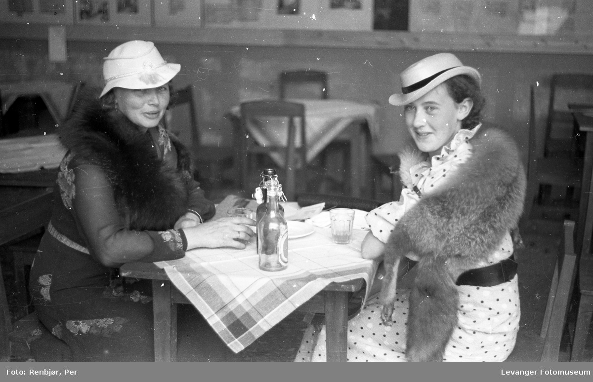 Fra byjubileet i 1936, sommerutstillingen, to kvinner spiser.