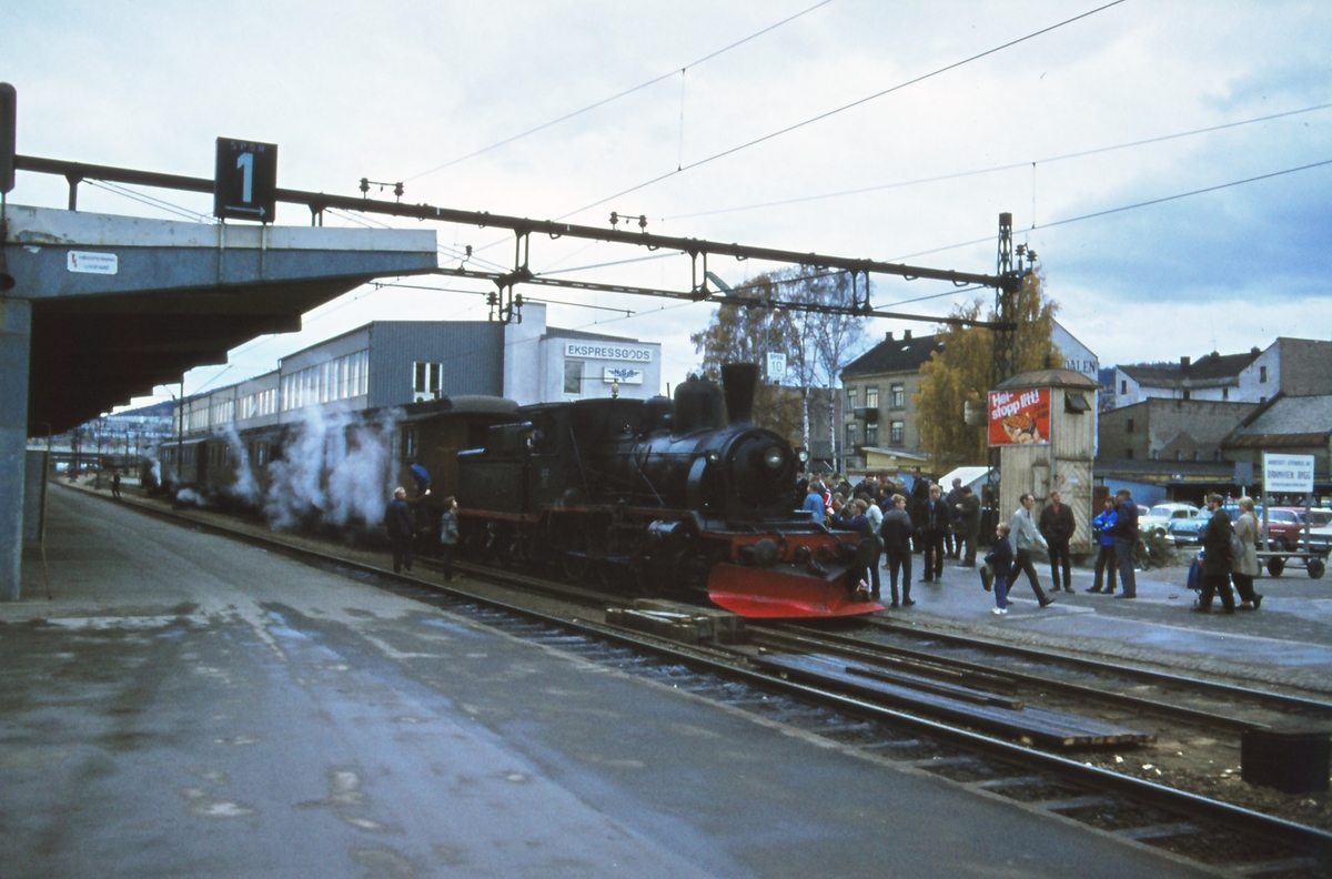 Damplokomotiv type 21b med veterantog til Krøderen på Drammen stasjon .