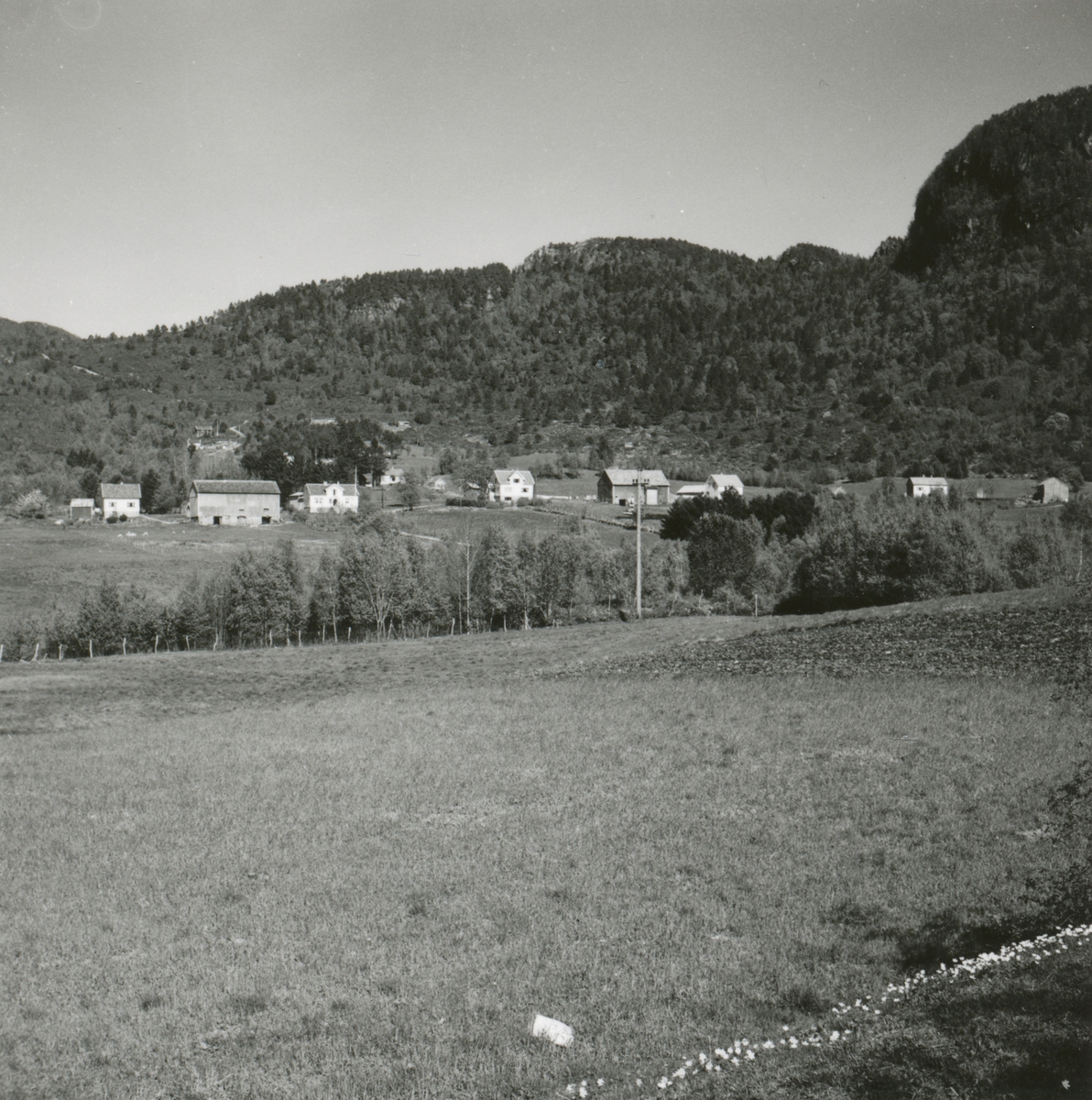 Prospektfotografi av flere gårdstun på Austrem (øvste Aksla).