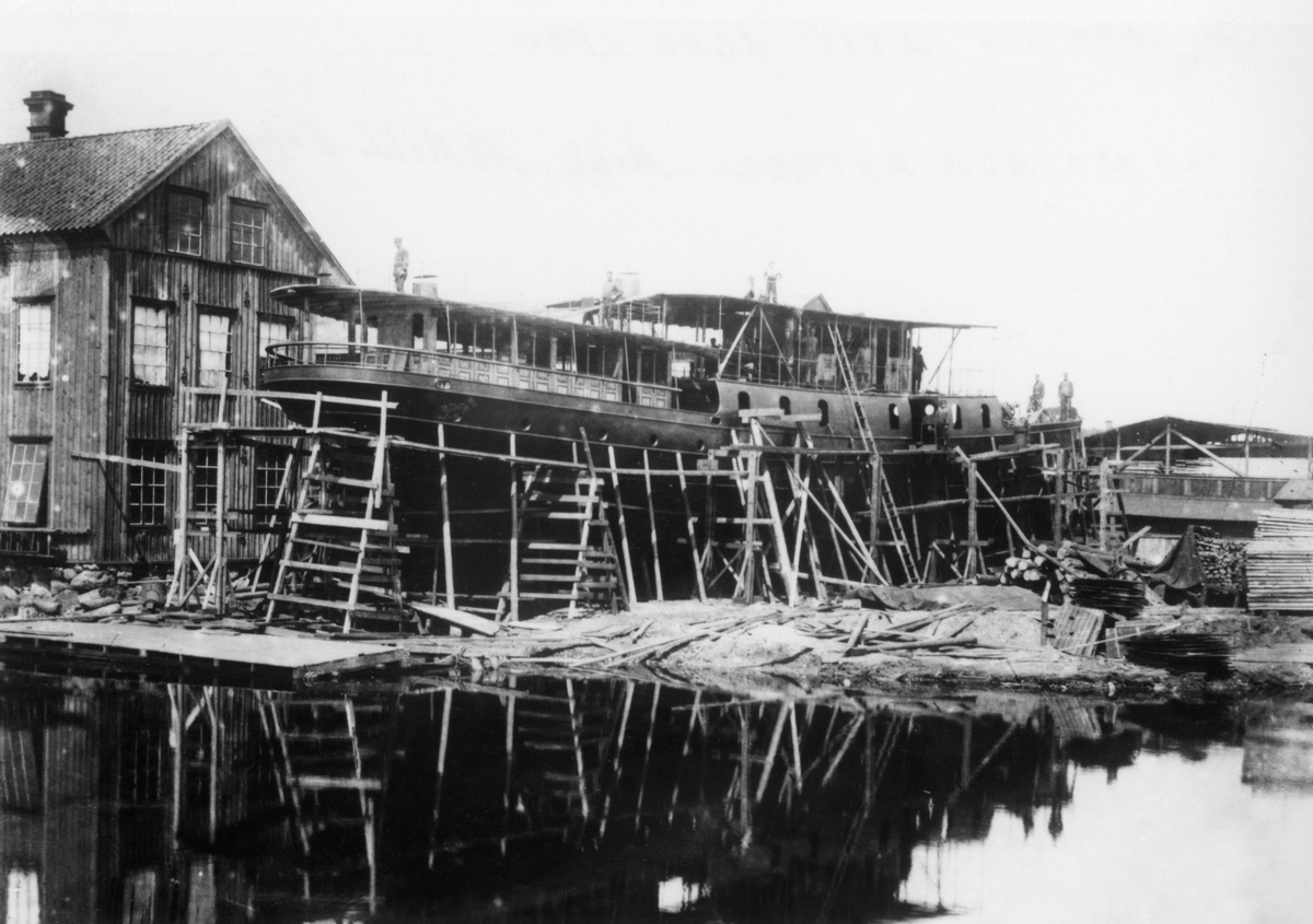 MOTALA EXPRESS under byggnad. 
På bildens baksida finns Bernt Fogelbergs anteckningar om båten, se bild.