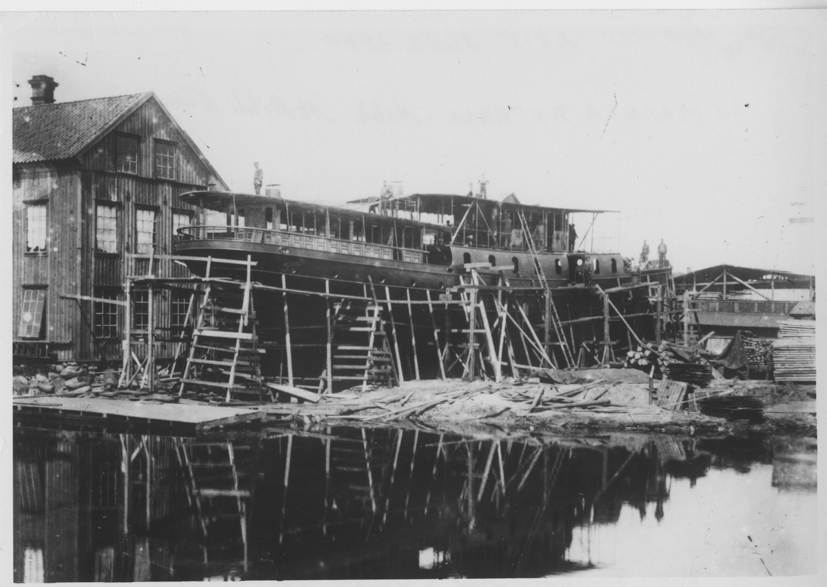 MOTALA EXPRESS under byggnad. 
På bildens baksida finns Bernt Fogelbergs anteckningar om båten, se bild.