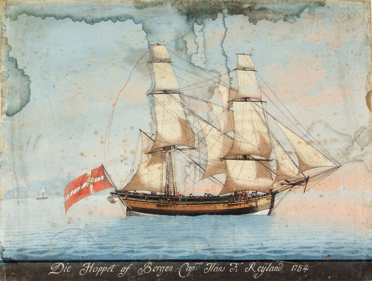Skipsportrett av brigg DIE HOPPET under fulle seil og med seks kanonen. Fører Dannebrog flagg med monogram akter på skipet.