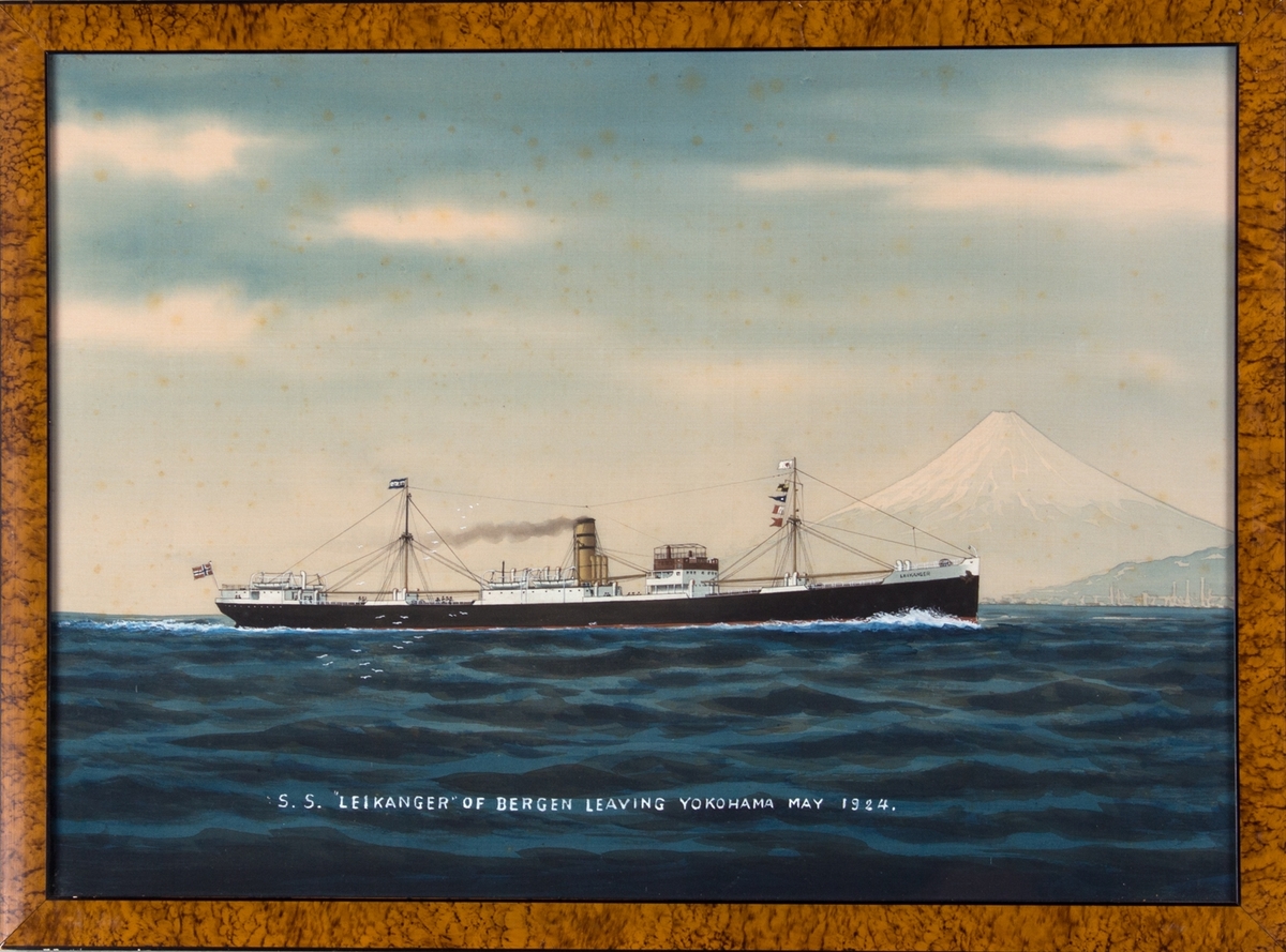Dampskipet LEIKANGER sett fra siden. Fujifjellet i bakgrunnen.