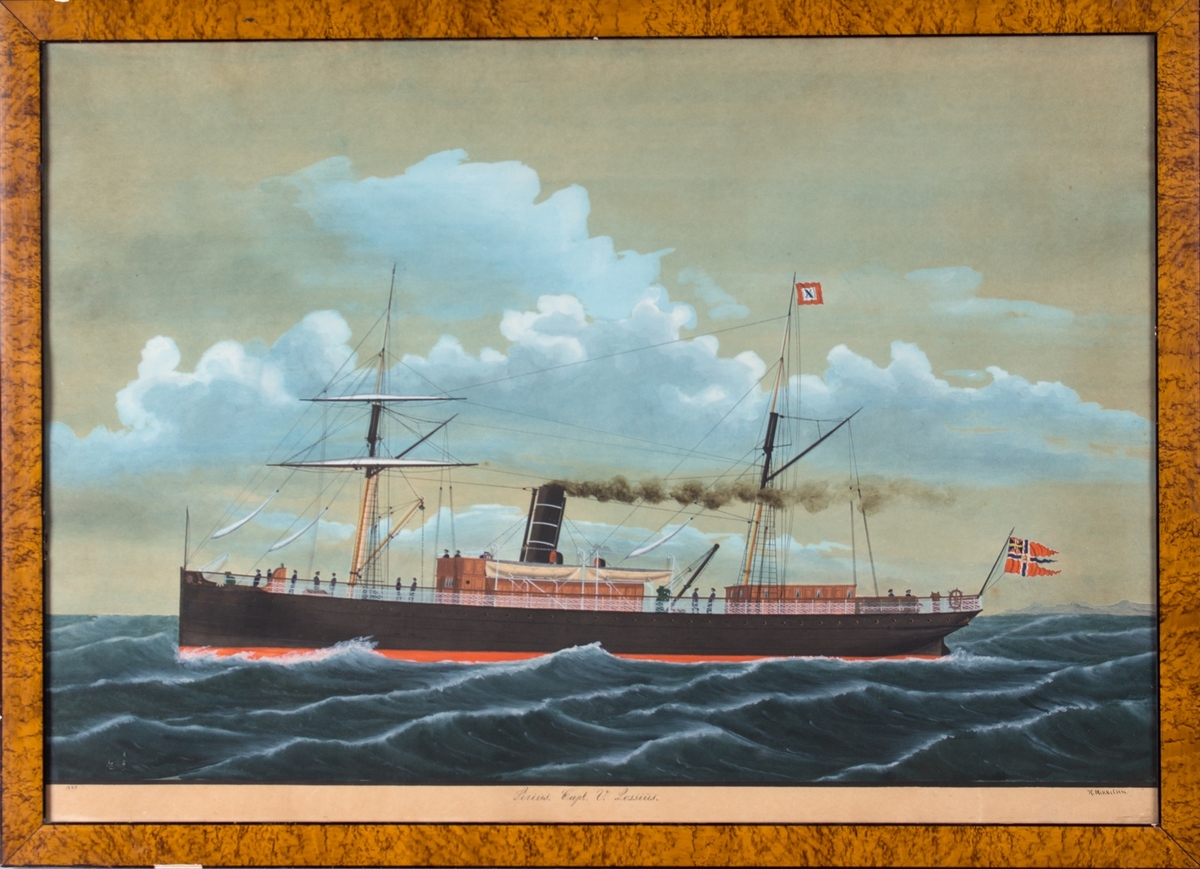 Skipsportrett av DS SIRIUS under fart. Maleriet viser skipet før forlengelsen og med rær på formasten. Fører unionsflagg/postflagg akter . På aktertoppen sees Fylkesbaatanes kompagniflagg (sort X på hvit bunn med rød kant).