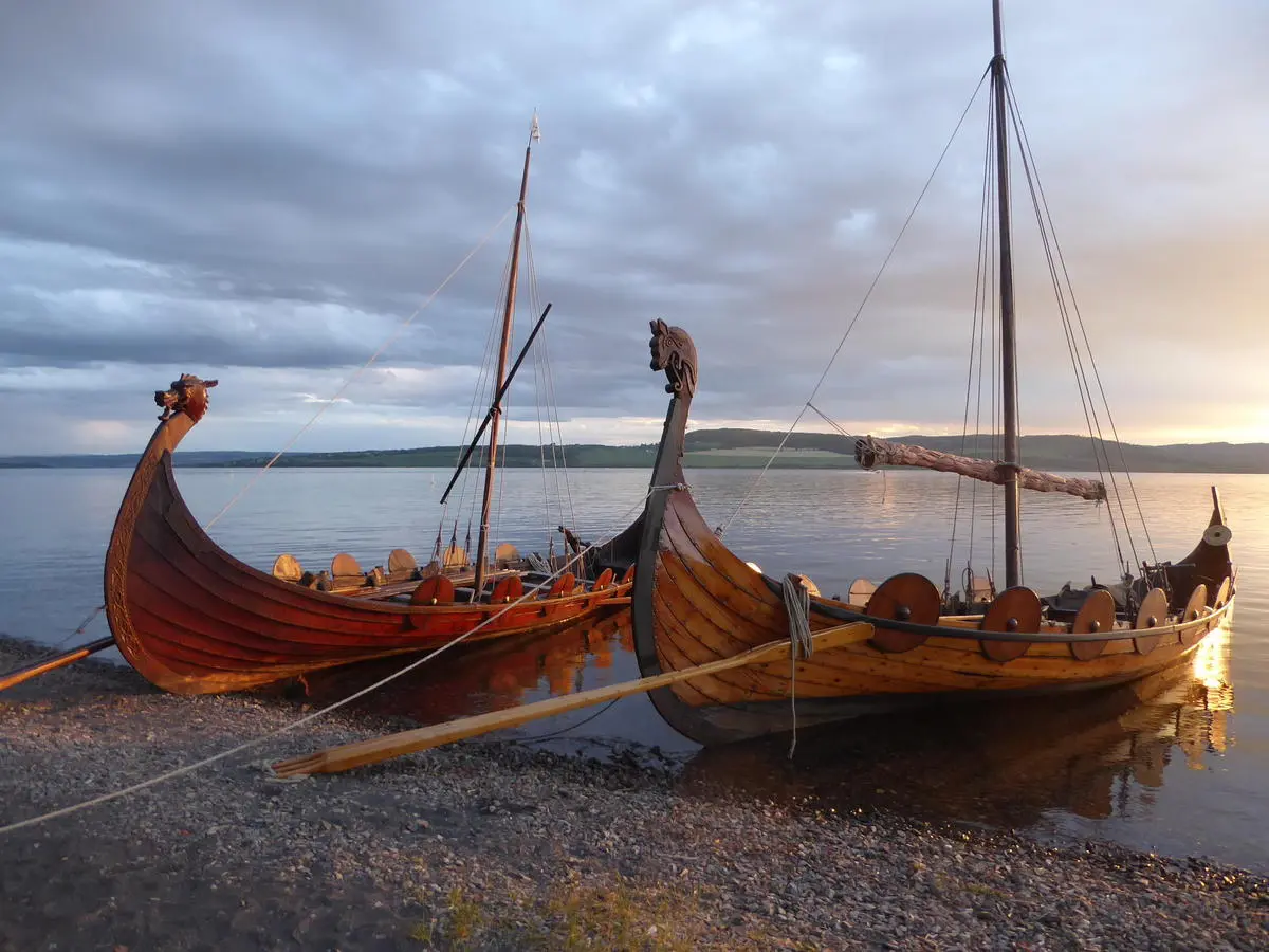 To vikingskip liggende på Mjøsa