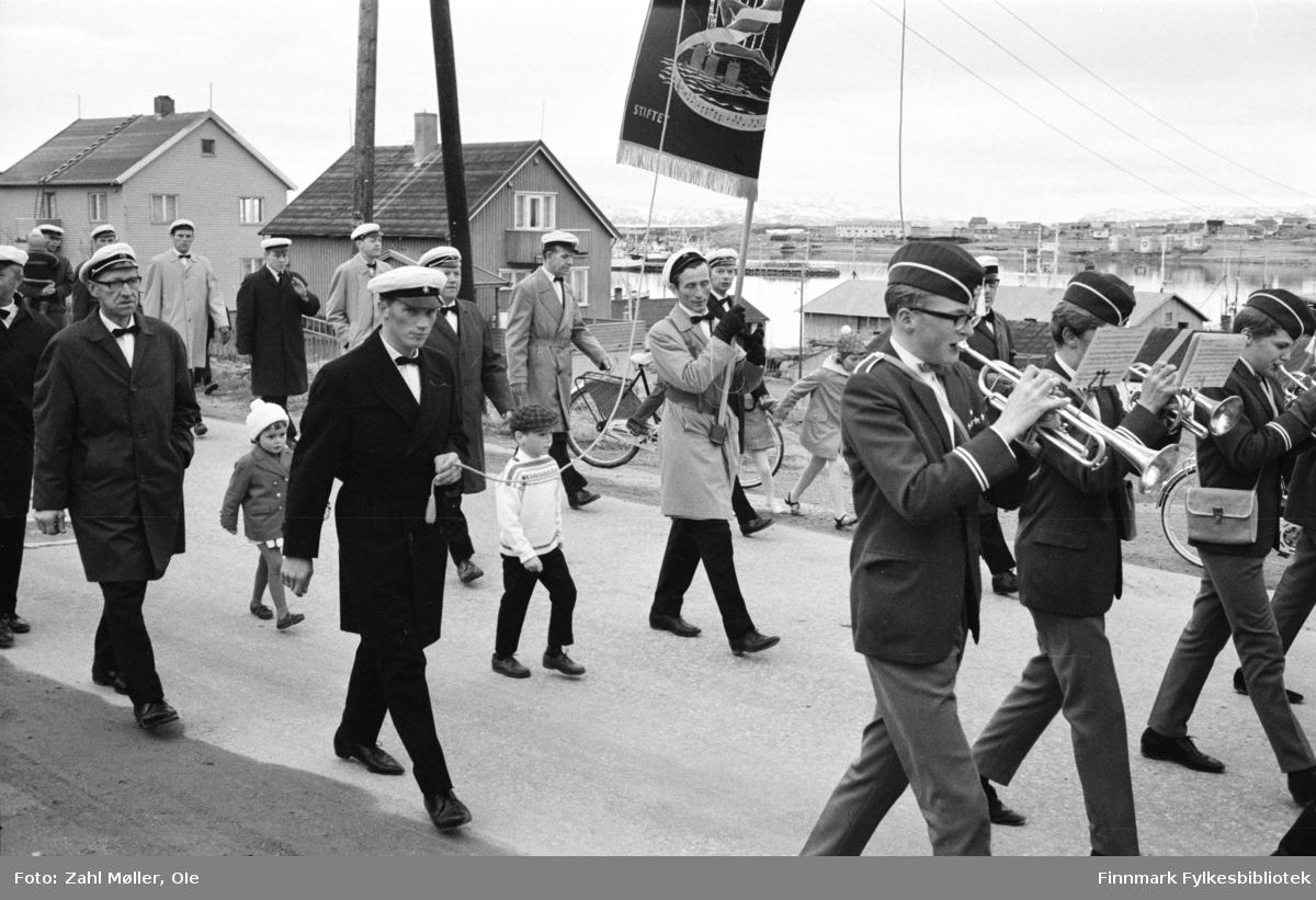 Vadsø 1968, Sangen og Musikkens Dag. Sangere går i prosesjon med fane.