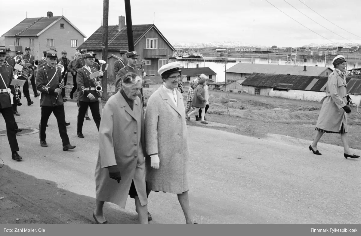 Vadsø 1968, Sangen og Musikkens Dag. Sangere går i prosesjon. Korpset går hakk i hel.