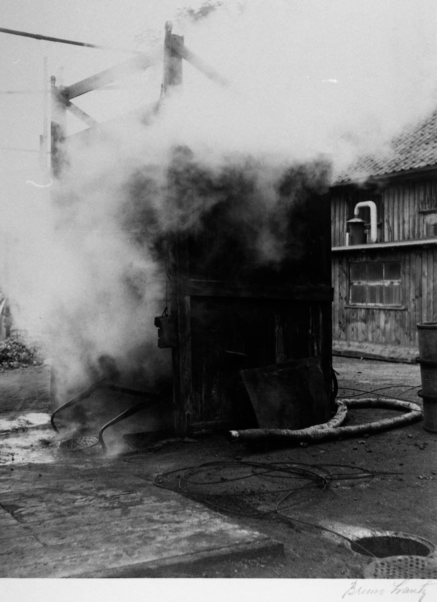 "Slaggen släckes", vid gasverket på Storgatan. Från utställningen "Falköping i bild" 1952.