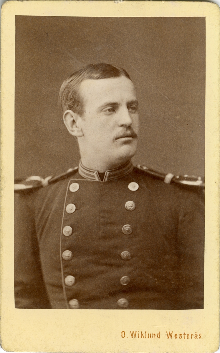 Porträtt av Johan Vitalis Odqvist, officer vid Västgöta regemente I 6.

Se även bild AMA.0001856 och AMA.0002151.