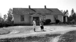 Mørk skole i Spydeberg, 1920-åra.
Kvinnene er ukjente.