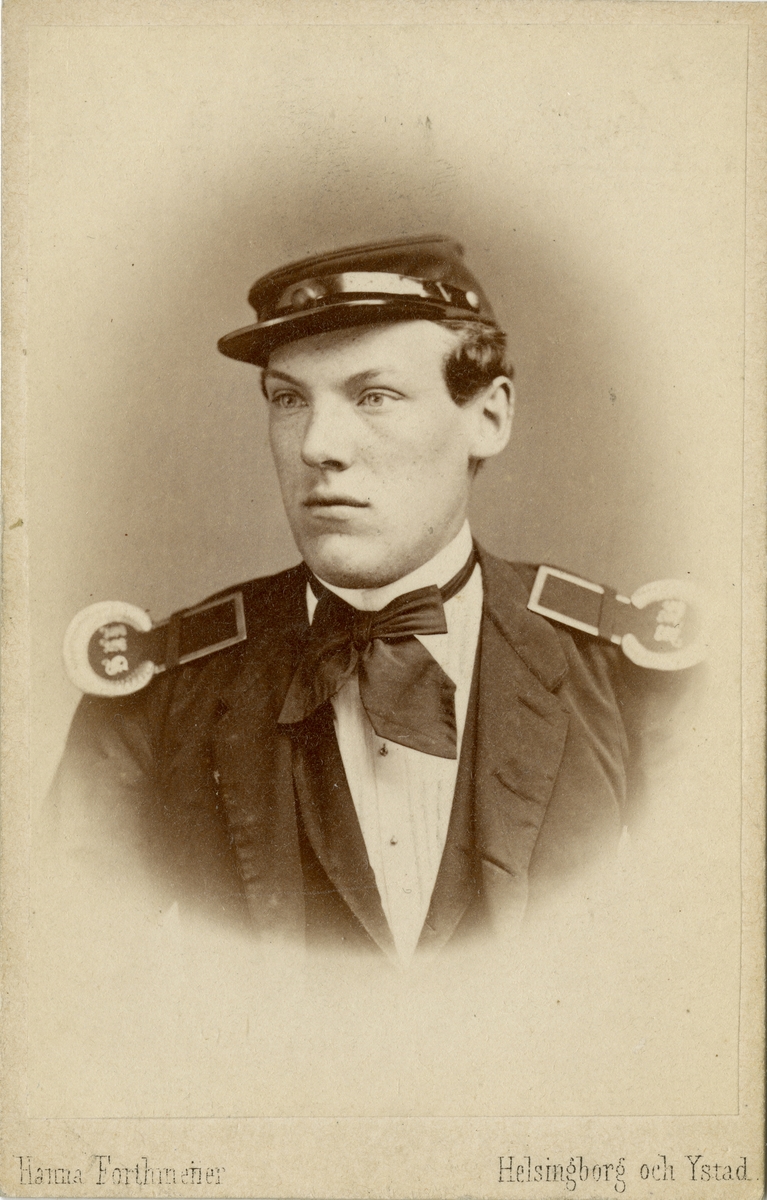 Porträtt av Carl Magnus Johansson, kadett vid Krigsskolan Karlberg.
Se även bild AMA.0007669.