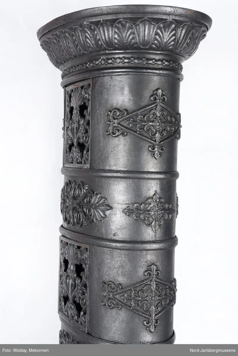 Oval etasjeovn med ben som palmeblad . Rekatangulært ovnskammer, røykkamrene ovale med grinder.

Modell i 1850 katalog: H No. 1