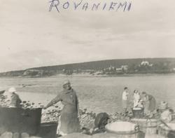 Klesvask ved elva Kemijoki i byen Rovaniemi i Finland.