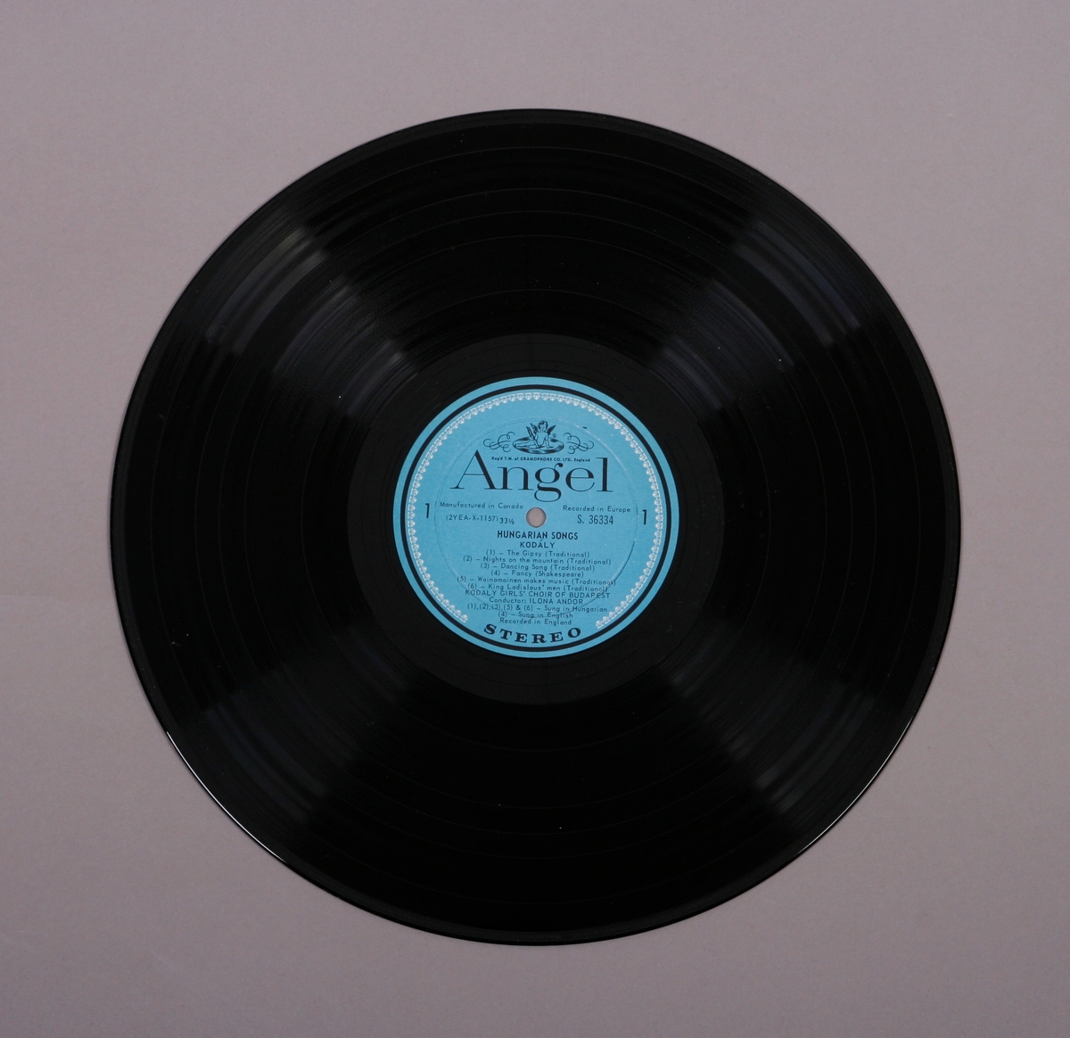 Grammofonplate i svart vinyl. Plata ligger i en papirlomme med plastfôr merket "Angel Revords".