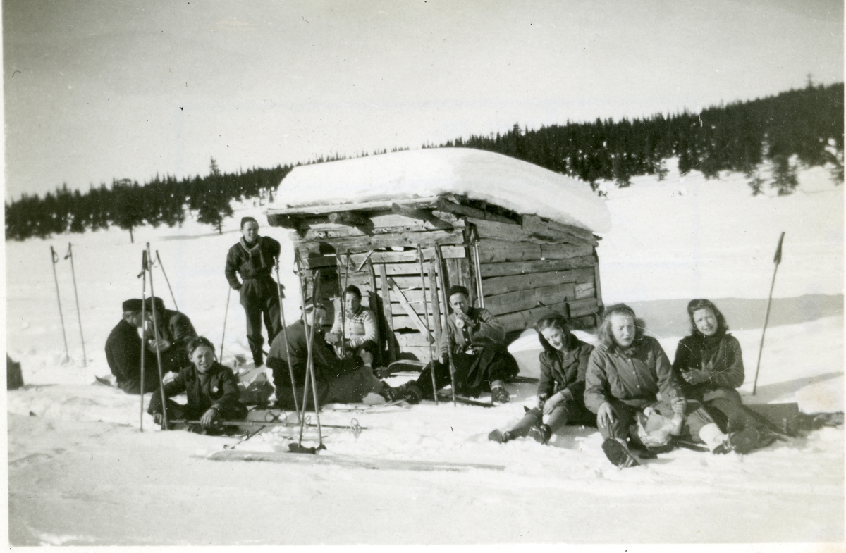 Sør-Aurdal framhaldsskule 1946-47. På skitur på Høgemyra.