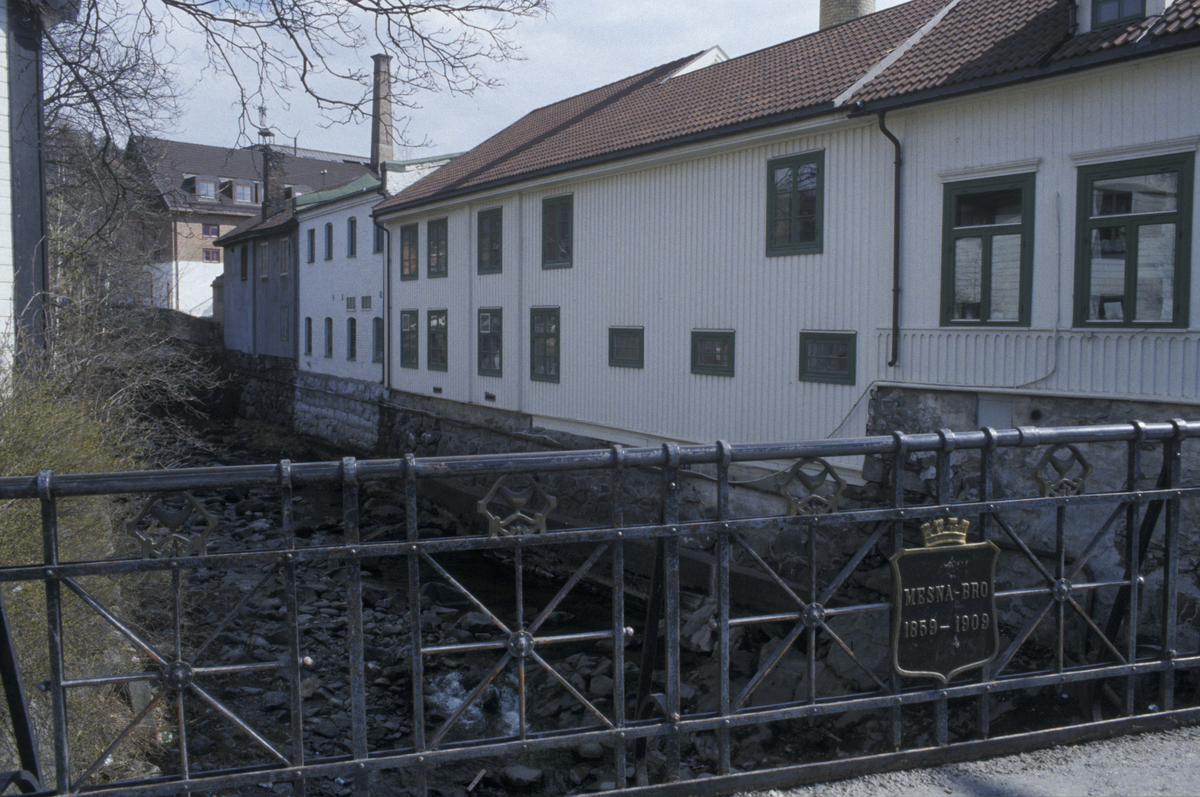 Lillehammer, sentrum, bebyggelse ved Mesnaelva på sørsiden, tatt fra Mesnabrua. Bygning til høyre er Storgata 83