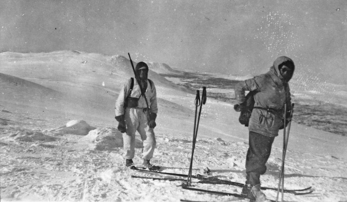 Menn, gevær, ski. Ole Nordseth 