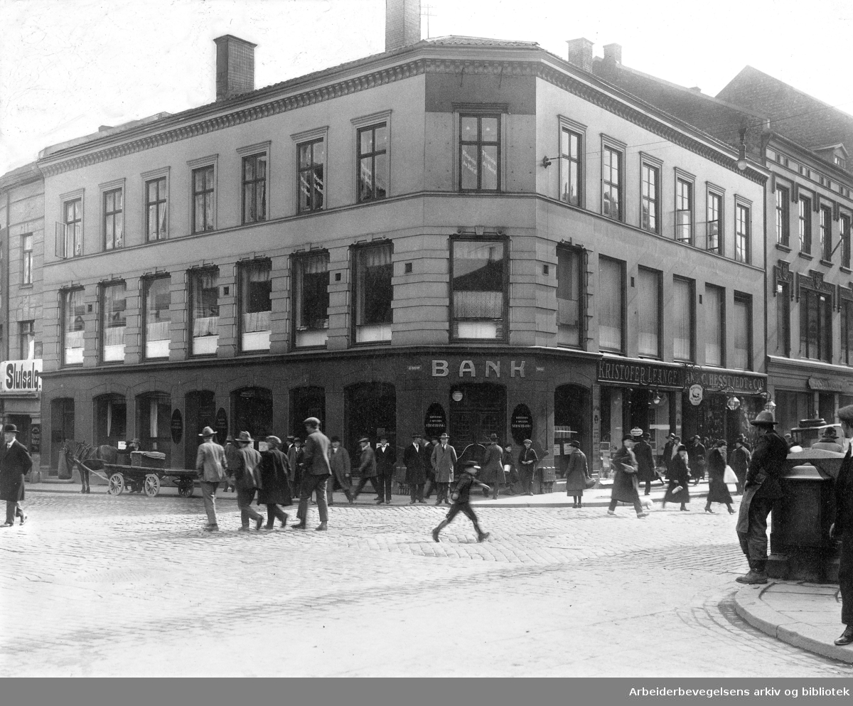 Kristiania og Opland Vekselbank senere Arbeidernes Landsbank, flyttet inn i lokalene på Youngstorget tidligere Nytorvet 4, i november 1918.