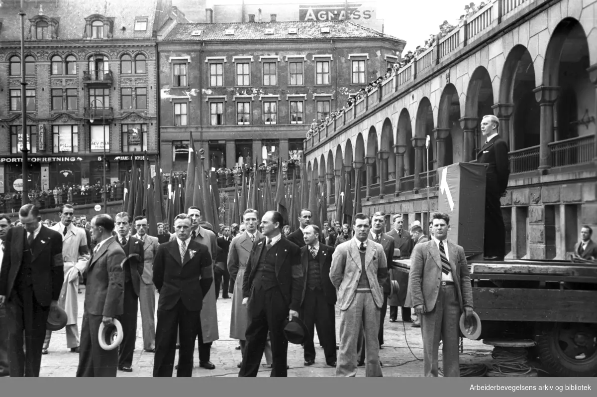1. mai 1938, flaggparade på Youngstorget. Foran talerstolen sees medlemmer av Arbeidernes Ordensvern.