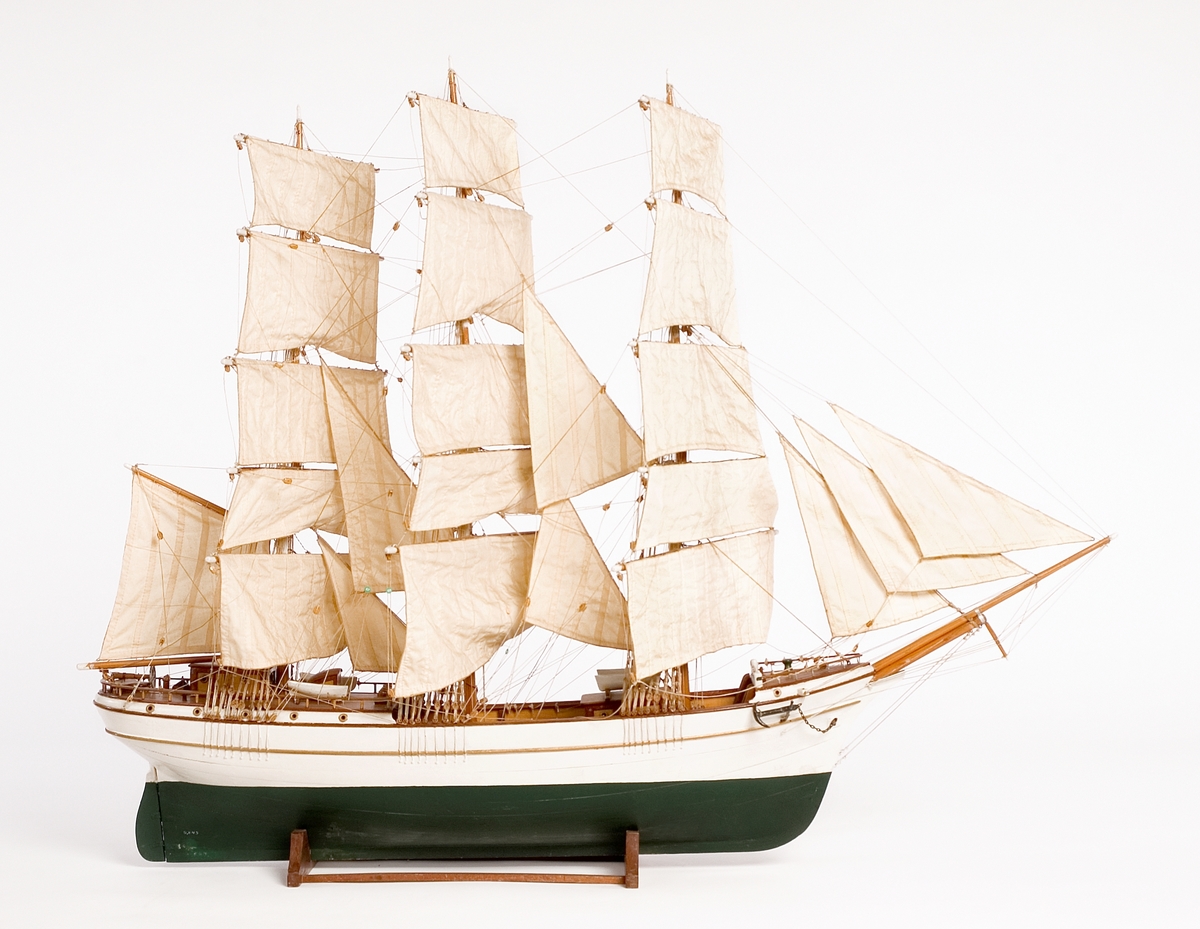 Fartygsmodell av fullriggat skepp. Skanshus m 2 båtar o vita salningar. Rigg av simpelcort samt 23 handsydda segel.