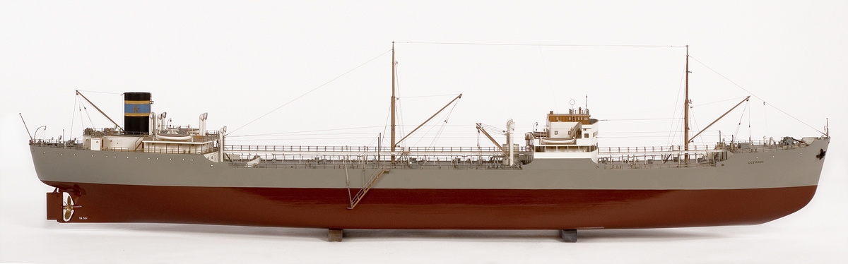 Fartygsmodell av tankmotorfartyget OCEANUS. Helt utrustad. Lejdare ned på styrbordssida.