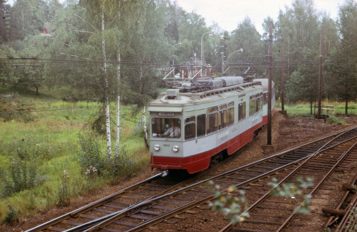 Ekebergbanens sporvogn 1013 med tilhenger ved Ljabru stasjon.