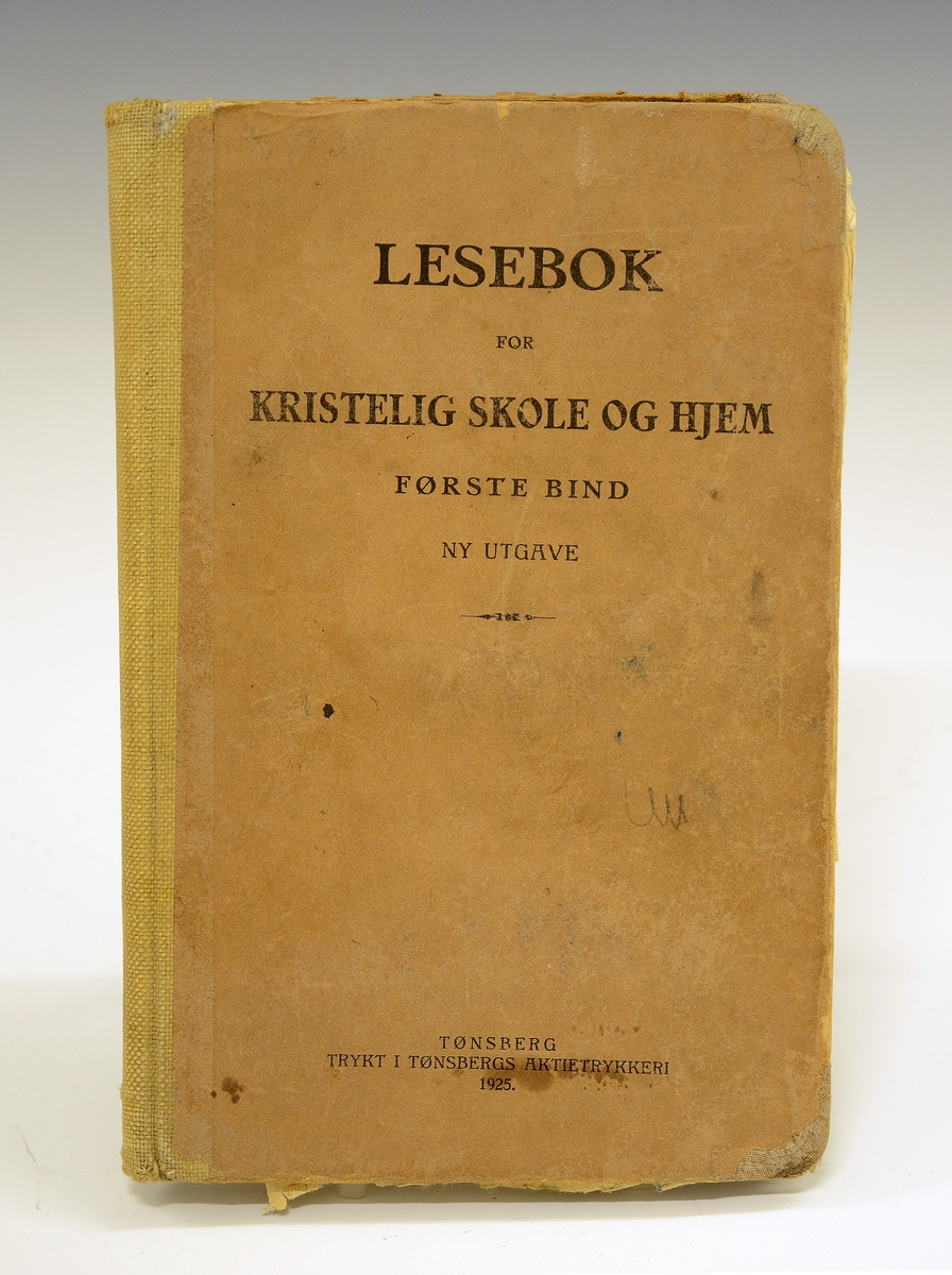 Lesebok. Lesebok for kristelig skole og hjem. Utgiver Den Evang. Luth. frikirkelige menighet i Jarsberg 1925.