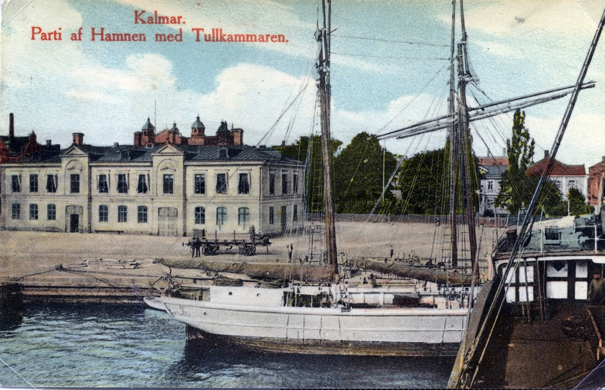 Två skepp i hamnen vid huset Tullkammaren i Kalmar. Domkyrkans topparti syns i bakgrunden.