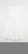 En vit ärmlös mönsterstickad klänning som knäpps med tre stycken knappar på vardera axel. Klänningen har en virkad uddformad dekorkant som löper runt ärmhålen.