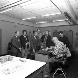 Besøk fra Årdal og Sundal verk i rekonvalesentverkstedet.