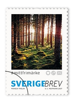 Gummerade frimärken i häfte, med tio frimärken med fem olika motiv av den aktuella Sverigebilden. Valör 7 kr.