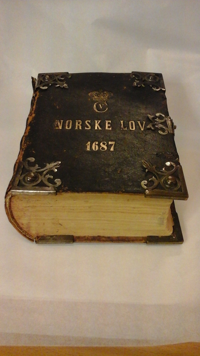 Boken er Kong Christian den femtes norske lov I.Bak i boken brev fra Chr. Brinch av 13/8-87, hvori han skjenker boken til Hovestuen i 1887.