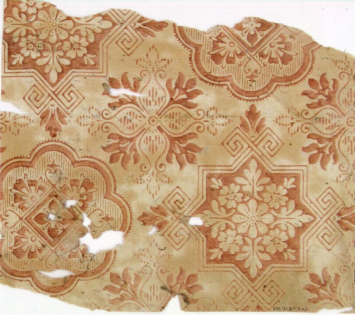 Kakelimiterande mönster i rostbrunt på ofärgat papper.